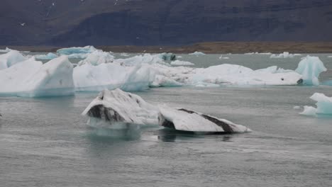 Laguna-Glaciar-En-Islandia-Con-Video-Panorámico-De-Derecha-A-Izquierda-En-El-Río