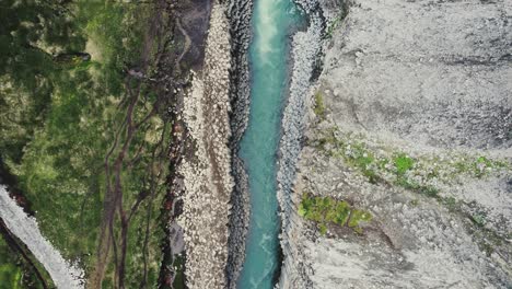Drohne-Fliegt-Gerade-Nach-Oben-Mit-Der-Kamera-Nach-Unten-über-Studlagil-Canyon-In-Island-4k