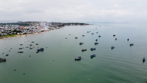 Fishing-Boats-Floating-On-The-Coast-Of-Mui-Ne-In-Bin-Thuan,-Vietnam