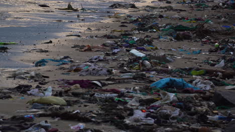 Plastiktüten-Und-Flaschen,-Die-Sich-Nach-Dem-Taifun-Am-Strand-Stapelten