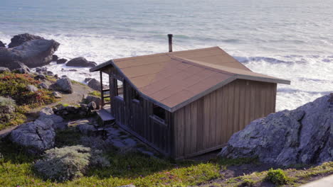 Eine-Abgelegene-Hütte-Am-Strand-An-Einer-Steilen-Schlucht,-Perfekt-Für-Einen-Romantischen-Kurzurlaub