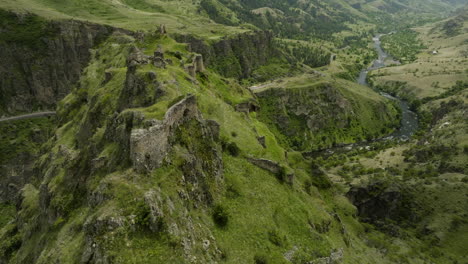 Ruins-Of-Tmogvi-Fortress-Towering-Over-Mtkvari-River-In-Samtskhe-Javakheti,-Southern-Georgia