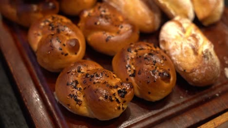 Various-varieties-of-soft,-caramelized-bread-are-on-exhibit