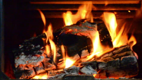 Ein-Slider-Schuss-Von-Holz,-Das-An-Einem-Kalten-Wintertag-In-Einem-Holzofenkamin-Brennt