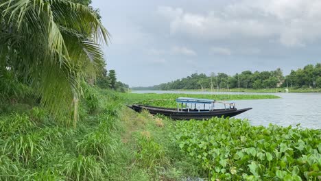 Schöne-Landschaft-Von-Bengalen-Mit-Einem-Fluss,-Einem-Wald-Und-Einem-Einsamen-Boot-An-Einem-Bewölkten-Tag