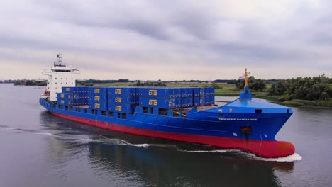 Schiff-Rückenwind-Panda-002-Containerschiff-Segelt-Im-Fluss