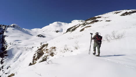 Ein-Natur--Und-Wildtierfotograf-Fährt-Mit-Schneeschuhen-Die-Schneebedeckten-Berge-Von-Kodiak-Island-Alaska-Hinauf,-Um-Sich-Auf-Ein-Fotoshooting-Vorzubereiten