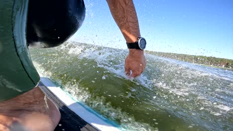 Surfer-Mit-Hand-In-Welle-Auf-Longboard-Surfwellen