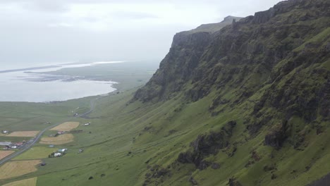 Espectacular-Paisaje-Montañoso-En-Islandia-Suðurland-Con-Escarpado-Acantilado-Volcánico