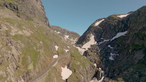 Alter-Bergpass-Entlang-Eines-Zerklüfteten-Tals-Mit-Fleckigem-Schnee---Roldalsfjellet