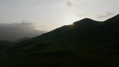 Schöne-Aussicht-Auf-Den-Sonnenuntergang-über-Den-Bergen-In-Der-Nähe-Von-Chobareti,-Südgeorgien