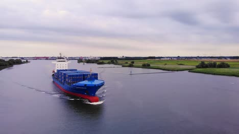 Containerschiff,-Das-Einen-Großteil-Des-Intermodalen-Transports-über-Den-Fluss-Transportiert