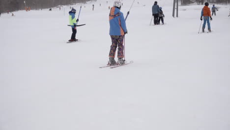 Skilifte-In-Den-Schweizer-Alpen-Für-Skifahrer-Und-Snowboarder,-Schweizer-Alpen,-Menschen-In-Warmer-Skiausrüstung