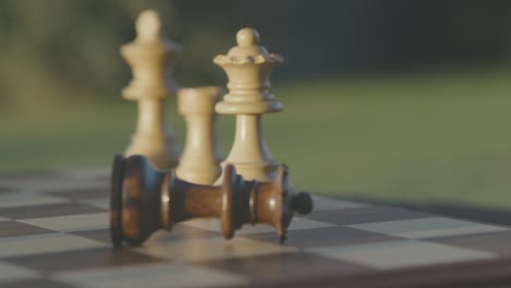 Schachspiel:-Schwarze-Dame-Fällt-Von-Weißen-Gefangen