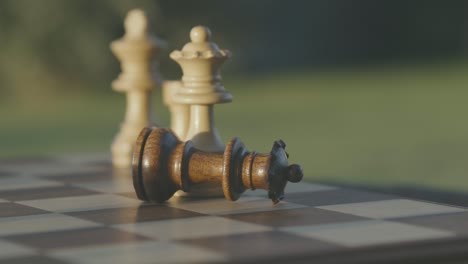 Schwarze-Königin-Fällt-Von-Weißen-Gefangen,-Schachspiel