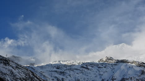 Zeitraffer:-Ein-Sich-Bewegender-Bewölkter-Himmel-In-Den-Schweizer-Alpen-über-Schneebedeckten-Bergen-Tagsüber,-Saas-Fee