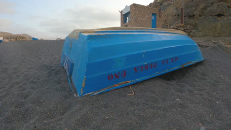 Umgedrehtes-Altes-Blaues-Holzboot-Am-Sandstrand-In-Fuerteventura,-Kanarische-Inseln,-Spanien
