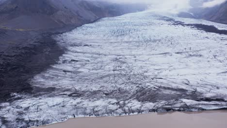 Lengua-Glaciar-Kvíarjökull-Masiva-En-La-Ladera-De-La-Montaña-En-Islandia,-Nublado