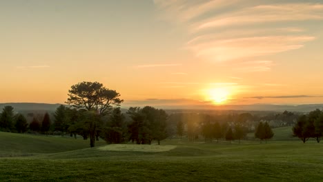 Wunderschöner-Goldener-Sonnenuntergang-Auf-Den-Hügeln-Des-Golfplatzes-In-Blacksburg,-Virginia---Zeitraffer
