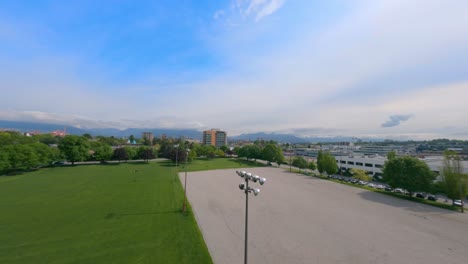 Vista-De-Drones-Del-Parque-Strathcona-Con-Parque-Infantil-Vacío-Y-Campo-Deportivo-En-Un-Día-Soleado-En-Vancouver