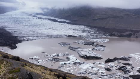 Kvíarjökull-glacier-with-glacial-lagoon-on-cloudy-day,-impressive-Iceland-landscape