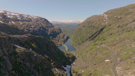Roldalsfjellet-Straße-Und-Tal-An-Einem-Sonnigen-Tag-In-Der-Grafschaft-Hordaland,-Norwegen