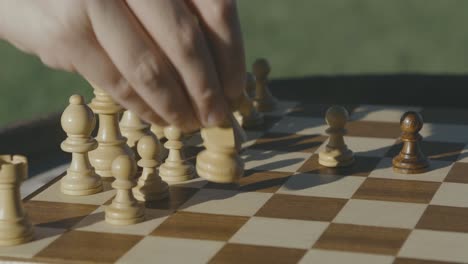 Schach:-Weißer-Springer-Zieht-Nach-F3,-Schachbrett-Am-Späten-Nachmittag-In-Die-Sonne-Gestellt,-Detail-Des-Letzten-Spielzugs