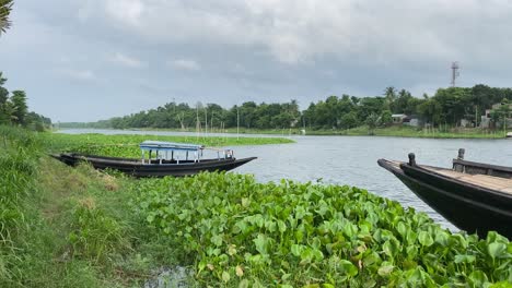Schöne-Landschaft-Des-Ländlichen-Bengals-Mit-Fluss,-Wald-Und-Zwei-Booten-An-Einem-Bewölkten-Tag