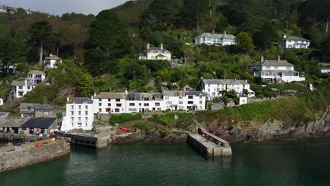 Polperro,-panning-shot-of-a-quaint-fishing-village-on-the-coast-of-Cornwall-in-England,-UK