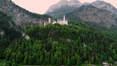 Morgendämmerung-Auf-Schloss-Neuschwanstein-Bei-Füssen-In-Südwestbayern,-Deutschland-7