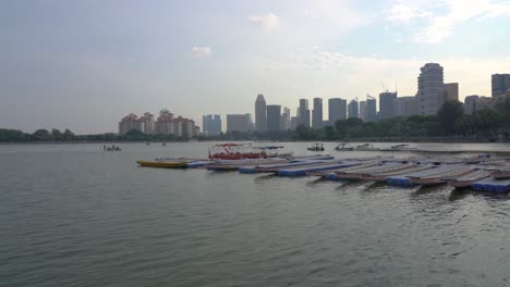 Drachenboote-Vor-Anker-Am-Pier,-Kallang-Becken,-Singapur