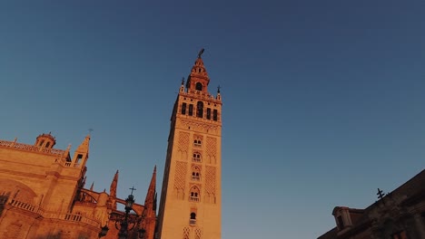Hyperlapse-Zu-Fuß-In-Richtung-Giralda-Kathedrale-Turm-In-Sevilla-Während-Des-Sonnenaufgangs