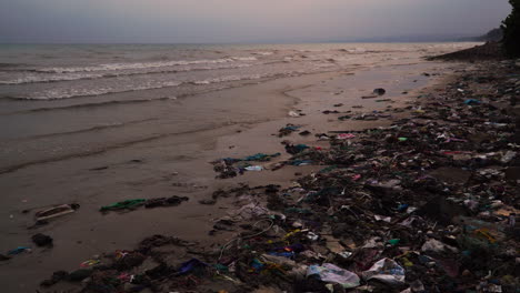 Müllhaufen,-Die-Nach-Dem-Sturm-Am-Abend-Am-Strand-Angeschwemmt-Wurden