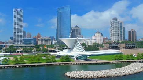 Milwaukee-shoreline-and-skyline-featuring-the-Calatrava-designed-art-museum