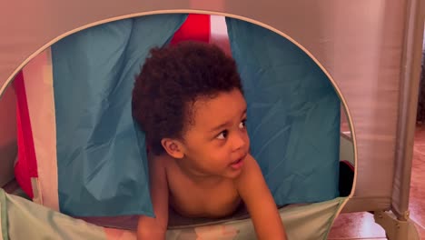 Entzückendes-Und-Exotisches-Zweijähriges-Afrikanisch-europäisches-Kind,-Das-Mit-Papa-Spielt,-Um-Sich-In-Seinem-Spielzeugzelt-Zu-Verstecken,-Drinnen