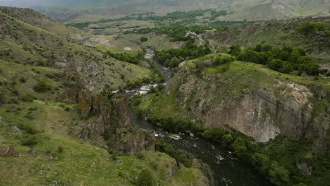 Vista-Panorámica-Del-Río-Kura-Que-Fluye-En-Las-Montañas-Cerca-Del-Sitio-Arqueológico-De-La-Fortaleza-Tmogvi-En-Georgia
