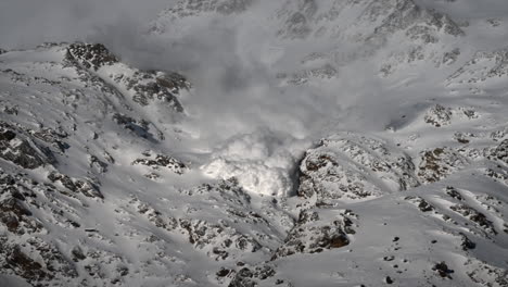Avalancha-De-Niebla-Desciende-De-Una-Montaña-Rocosa-Nevada-En-Los-Alpes-Suizos,-Zermatt