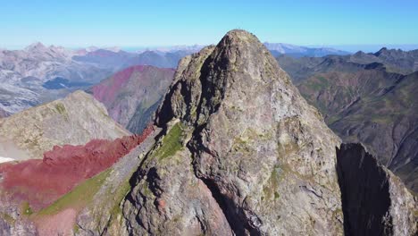 Vista-Aérea-Del-Pico-Y-El-Lago-De-La-Cordillera-De-Anayet-En-Los-Pirineos-Españoles-Y-Franceses-En-La-Mañana-De-Verano