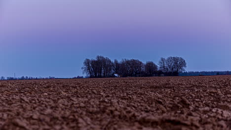 Zeitrafferaufnahme-über-Landwirtschaftlichem-Ackerland-Während-Der-Abendzeit-Nach-Sonnenuntergang