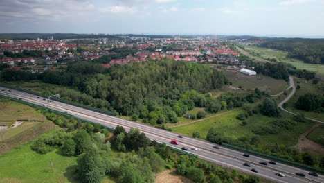 Luftaufnahme-Von-Fahrzeugen,-Die-Auf-Der-Straße-In-Der-Nähe-Der-Stadt-In-Gdynia,-Polen,-Fahren