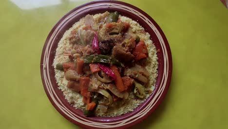 Couscous-Mahlzeit-Mit-Fleisch-Und-Gemüse-In-Einem-Traditionellen-Arabischen-Teller,-Marokko-1