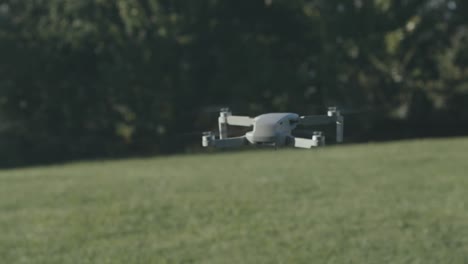 Eine-Drohne-Fliegt-Am-Späten-Nachmittag-In-Einem-Garten-Auf-Dem-Land-In-Italien
