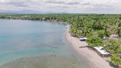Sobrevuelo-Aéreo-Mar-Caribe-Transparente-Con-Arrecifes-De-Coral-Y-Rocas-En-Playa-Palenque,-San-Cristobal