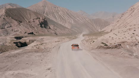 Viaje-Por-Carretera-En-La-Carretera-Del-Cañón-Polvoriento-En-La-Provincia-De-Qinghai,-China,-Toma-Aérea-De-Seguimiento