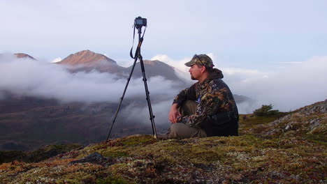 Un-Fotógrafo-De-Naturaleza-Y-Vida-Silvestre-En-Las-Montañas-De-La-Isla-De-Kodiak,-Alaska,-Preparándose-Para-Una-Sesión-De-Fotos-En-La-Naturaleza