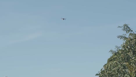 Un-Dron-Se-Desplaza-Hacia-El-Cielo-Y-Vuela-Por-Encima-Filmando-La-Vista-Panorámica-De-Un-Jardín-Rural-En-Italia-Al-Final-De-La-Tarde