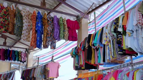 Ausgefallene-Touristische-Kleidung,-Die-An-Einem-Straßenstand-In-Dong-Ba-Vietnam-Hängt