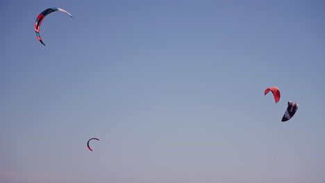Mehrere-Kitesurf-Segel-Am-Himmel