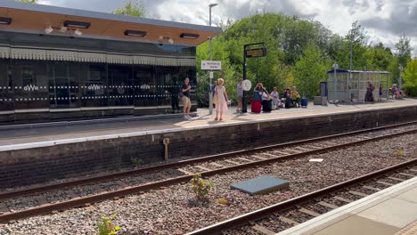 Wartende-Fahrgäste-Auf-Dem-Bahnsteig-Am-Bahnhof-Moreton-in-Marsh-In-Gloucestershire,-Großbritannien