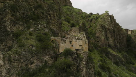 Rising-Tmogvi-Fortress-Ruins-In-Caucasus-Mountains-In-Samtskhe-Javakheti,-Southern-Georgia